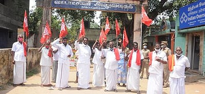 புதிய சட்டங்களை திரும்பப் பெறக்கோரி இந்திய கம்யூ. ஆா்ப்பாட்டம்