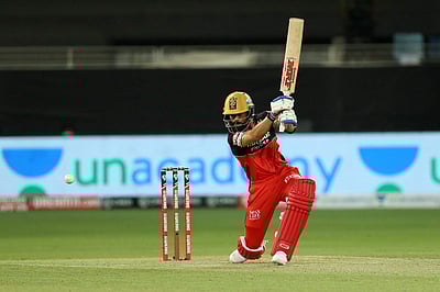 கொல்கத்தாவில் நரைன் இல்லை: டாஸ் வென்ற கோலி பேட்டிங் தேர்வு