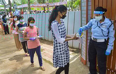 தவறவிட்ட மாணவர்களுக்கு அக். 14ல் நீட் தேர்வு: உச்ச நீதிமன்றம்