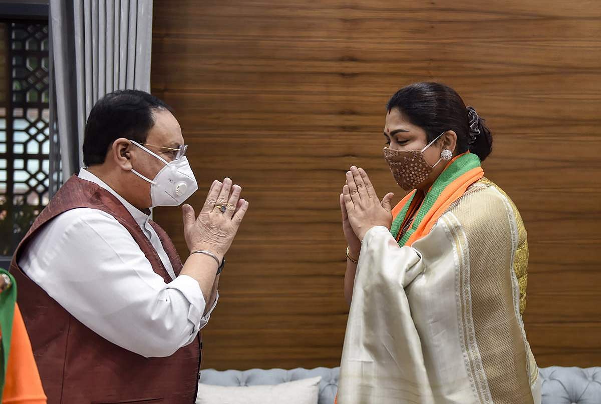 காங்கிரஸிலிருந்து விலகிய நடிகை குஷ்பு, தில்லியில் பாஜக தேசிய பொதுச்செயலாளர் சி.டி. ரவி முன்னிலையில் அக்கட்சியில் இன்று இணைந்தார். உடன் பாஜக தேசியத் தலைவர் ஜெ.பி. நட்டா.