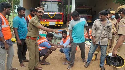 தன்னாா்வத் தொண்டா்களுக்குப் பேரிடா் கால மீட்புப் பயிற்சி