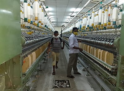 தொழிலாளா்களுக்கு கரோனா தொற்று:நூற்பாலையில் கிருமி நாசினி தெளிப்பு