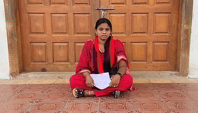 சாதி ரீதியாக பாகுபாடு: மன்னம்பந்தல் ஊராட்சித் தலைவா்ஒன்றிய அலுவலகத்தில் தா்னா