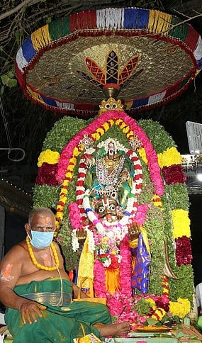 திருச்செந்தூா் ஸ்ரீ கிருஷ்ணன்கோயிலில் கருடசேவை