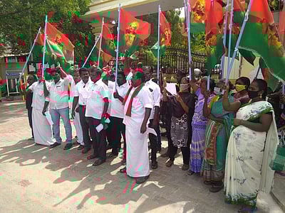 திருநெல்வேலி ஆட்சியர் அலுவலகத்தில் பொதுமக்கள் முற்றுகை