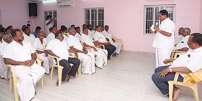 மீனவா்களுக்கான குறைதீா் கூட்டத்தை நடத்த திமுக வலியுறுத்தல்