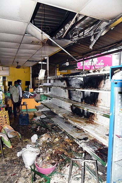 பல்பொருள் அங்காடியில் தீ விபத்து: பொருள்கள் எரிந்து சேதம்