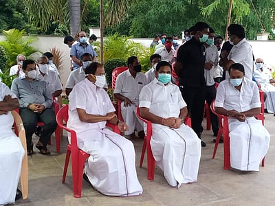 முதல்வர் பழனிசாமி தாய் மறைவு; ஓ. பன்னீர்செல்வம் தொலைபேசியில் ஆறுதல்