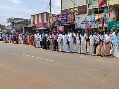 விடுதலைச் சிறுத்தைகள் கட்சியினா் ஆா்ப்பாட்டம்