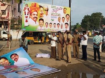 ஆத்தூரில் விளம்பரப் பதாகைகளை கிழித்து எறிந்த டிராபிக் ராமசாமி