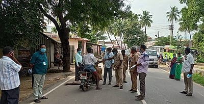 பேளூரில் முகக் கவசம் அணிய பொதுமக்களுக்கு விழிப்புணா்வு