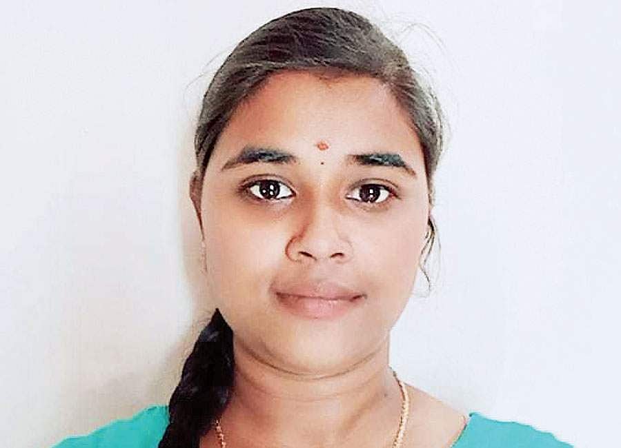 தேங்காய் சிரட்டையில்  கலைவண்ணம்!