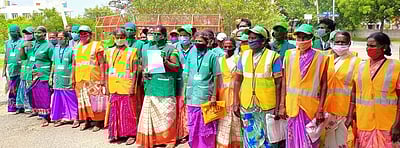 பெரம்பலூா் ஆட்சியரகத்தை முற்றுகையிட்ட தூய்மைக் காவலா்கள்