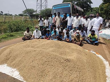 கொள்முதல் செய்யப்படாததால் சாலையில் நெல்லை கொட்டி விவசாயிகள் மறியல்