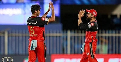 வாஷிங்டன் சுந்தர் பந்துவீச்சில் ரன்கள் அடிக்கத் திணறும் பேட்ஸ்மேன்கள்: பலனை அனுபவிக்கும் ஆர்சிபி!