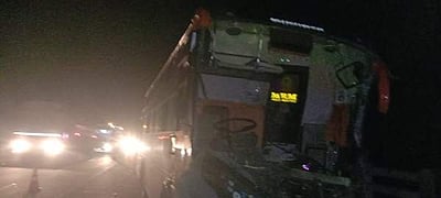 விழுப்புரம் அருகே தென்பெண்ணை ஆற்று பாலம் மீது தனியார் சொகுசு பேருந்து மோதி விபத்து: ஓட்டுநர் உள்பட 12 பேர் காயம்