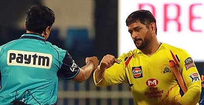 தோனியின் கோபத்தால் தன்னுடைய முடிவை மாற்றிக் கொண்ட நடுவர்