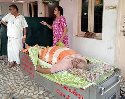 உயிருடன் இருக்கும் அண்ணனை குளிா்பதனப் பெட்டியில் வைத்த தம்பி மீது வழக்கு