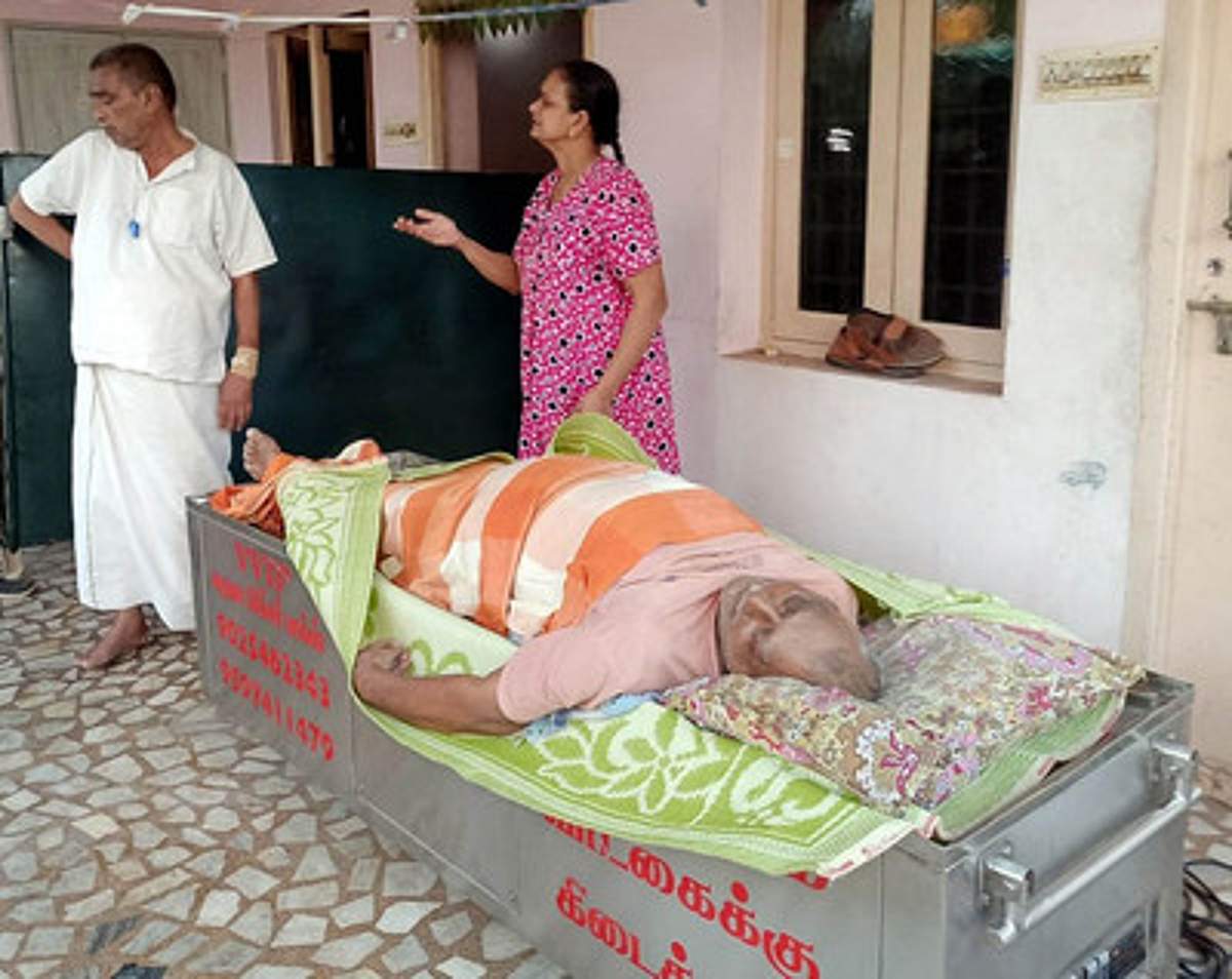 உயிருடன் இருக்கும் அண்ணனை குளிா்பதனப் பெட்டியில் வைத்த தம்பி மீது வழக்கு