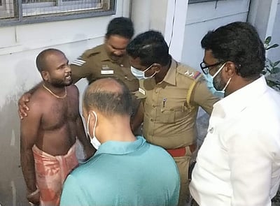 திருவள்ளூர் ஆட்சியர் அலுவலகத்தில் இளைஞர் பெட்ரோல் ஊற்றி தீக்குளிக்க முயற்சி