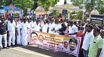 காரைக்குடியில் திமுக மாணவரணியினர் ஆர்ப்பாட்டம்