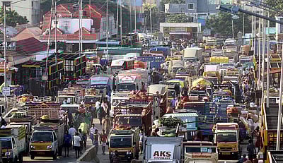 விஜயகாந்த் மறைவு: கோயம்பேட்டில் போக்குவரத்து ஸ்தம்பிப்பு!