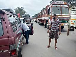 திம்பம் மலைப் பாதையில் 3 மணி நேரம் போக்குவரத்து பாதிப்பு