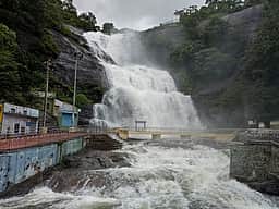குற்றால அருவிகளில் வெள்ளப்பெருக்கு: சுற்றுலாப் பயணிகள் குளிக்கத் தடை!