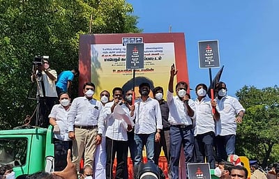 சென்னையில் உதயநிதி ஸ்டாலின் தலைமையில் திமுக இளைஞரணியினர் ஆர்ப்பாட்டம்