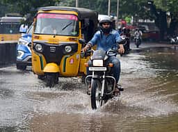 சென்னை, புறநகா் பகுதிகளில் மழை