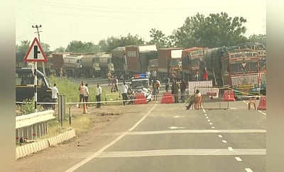 கர்நாடகத்தில் தேசிய நெடுஞ்சாலை மூடல் : லாரி ஓட்டுநர்கள் தவிப்பு