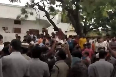 தெலங்கானாவில் வெள்ள பாதிப்புகளை பார்வையிட சென்ற ஆளுங்கட்சி எம்.எல்.ஏ. மீது காலணி வீச்சு