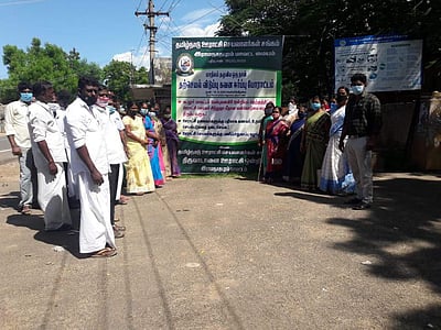 திருவாடானையில் தமிழ்நாடு ஊராட்சி செயலாளர்கள் சங்கம் சார்பில்  ஆர்ப்பாட்டம்