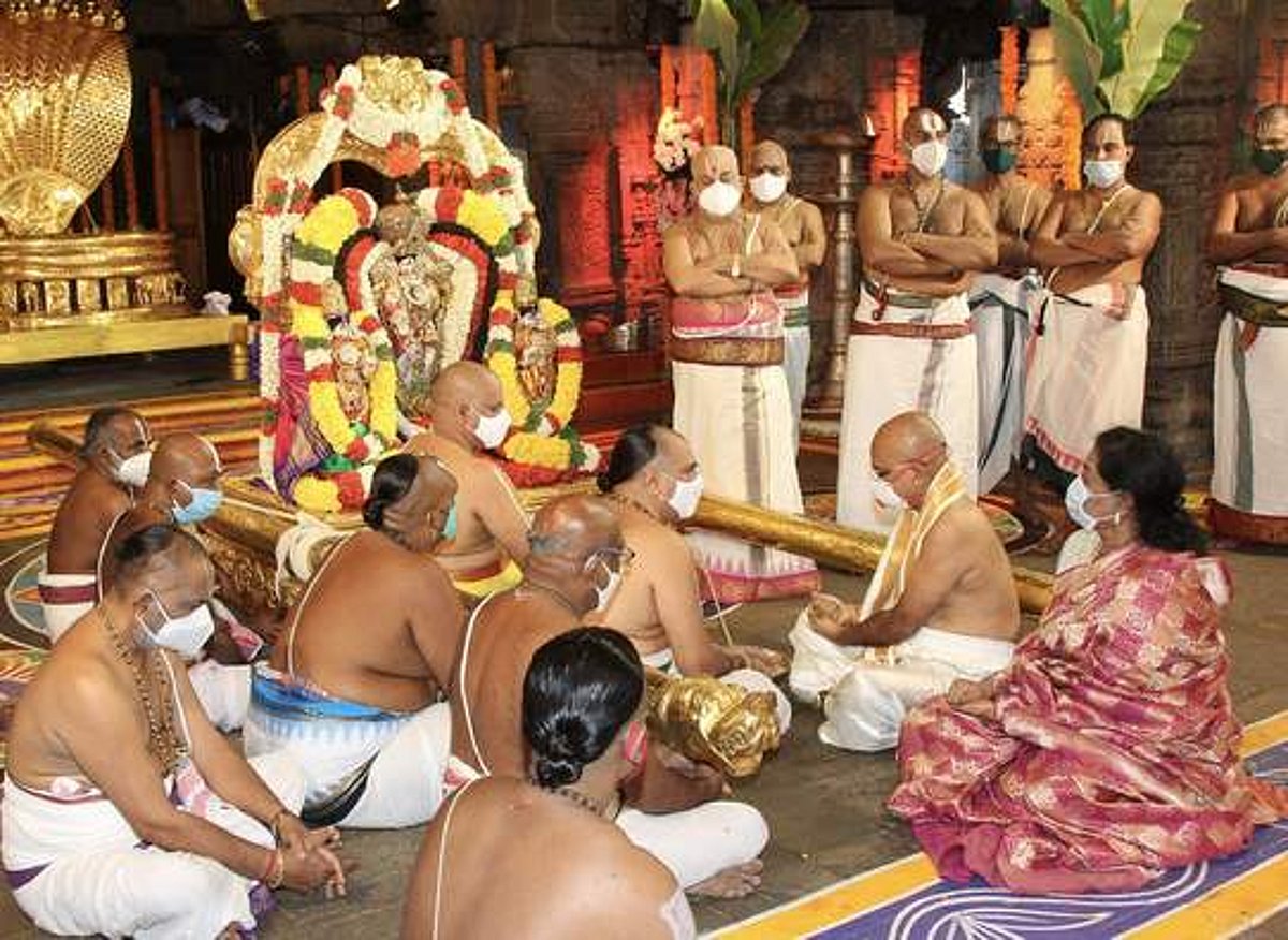 திருமலையில் நவராத்திரி பிரம்மோற்சவம் தொடக்கம்: பெரிய சேஷ வாகனத்தில் தாயாா்களுடன் மலையப்பா் கொலு