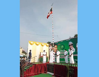 அதிமுக 49 ஆம் ஆண்டு தொடக்க விழா: சொந்த கிராமத்தில் முதல்வர் கட்சி கொடி ஏற்றினார்