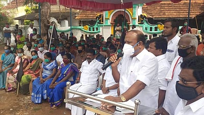 காரைக்குடி அருகே வரும் தேசிய நெடுஞ்சாலை: கருப்புக்கொடி ஏற்றி கிராம மக்கள் போராட்டம்