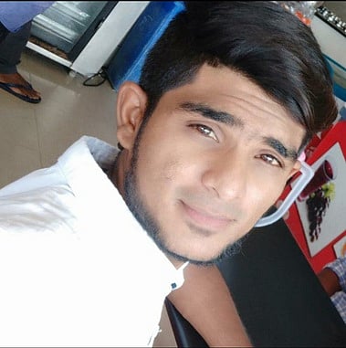 அமராவதி ஆற்றில் குளிக்கச் சென்ற இளைஞா் நீரில் மூழ்கி சாவு