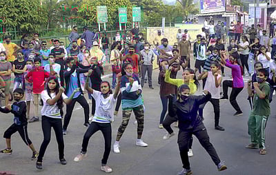 போபால்: மக்களுக்கான வீதி நிகழ்ச்சி; சாலைகளில் மக்கள் நடனம்