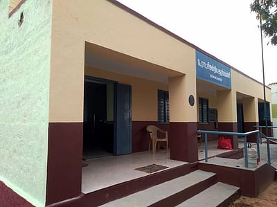 அரசுப் பள்ளிகளுக்கு வண்ணம் பூசும் தன்னாா்வலா்கள்