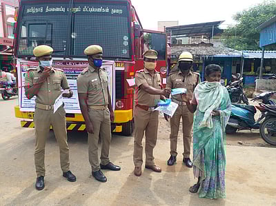 பேராவூரணியில் தீயணைப்பு துறை சாா்பில் கரோனா விழிப்புணா்வு பிரசாரம்