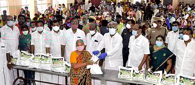 அதிமுக சாா்பில் கரோனா நிவாரண உதவிகள்