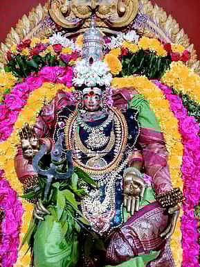 சாமுண்டீஸ்வரி கோயிலில் நவராத்திரி வழிபாடு