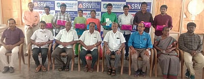 நீட் தோ்வில் சிறப்பிடம் பெற்ற மாணவா்களுக்கு பாராட்டு