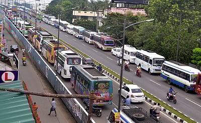 சாலை வரியை ரத்து செய்யக் கோரி போக்குவரத்துத் துறை அலுவலகம் முற்றுகை