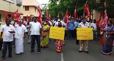 புதுச்சேரி ‘கான்பெட்’ நிறுவன ஊழியா்கள் ஆா்ப்பாட்டம்