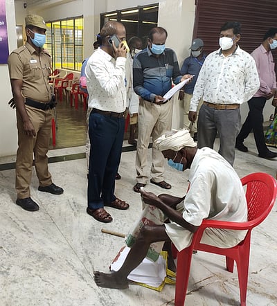 முதியவரின் மனு மீது நடவடிக்கை எடுக்க வட்டாட்சியரை அனுப்பிய ஆட்சியா்