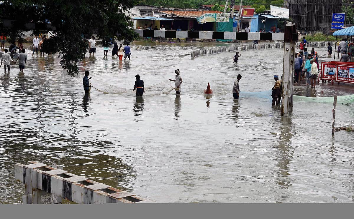 வியட்நாமில் வெள்ளம்: பலி எண்ணிக்கை 90 ஆக உயர்வு, 34 பேர் காணவில்லை