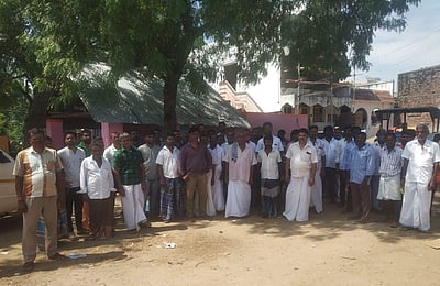 அருப்புக்கோட்டை அருகே கண்மாய் நீரை எடுக்கவிடாமல் தடுப்பதாக கிராமத்தினர் புகார்