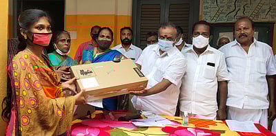 அரசுப் பள்ளி மாணவிகளுக்கு விலையில்லா மடிக்கணினி வழங்கல்