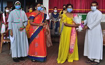 நீட் தோ்வில் சிறப்பிடம்: அல்போன்சா அகாதெமி மாணவிகளுக்கு பாராட்டு